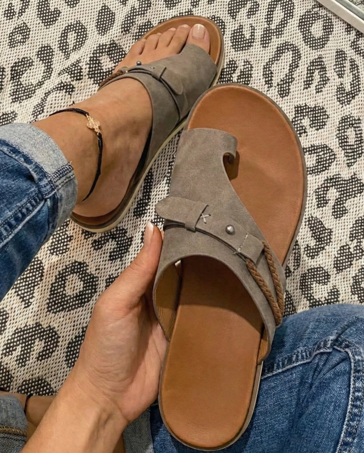 Women's Faux Leather Toe-Loop Flat Sandals with Cushioned Footbed