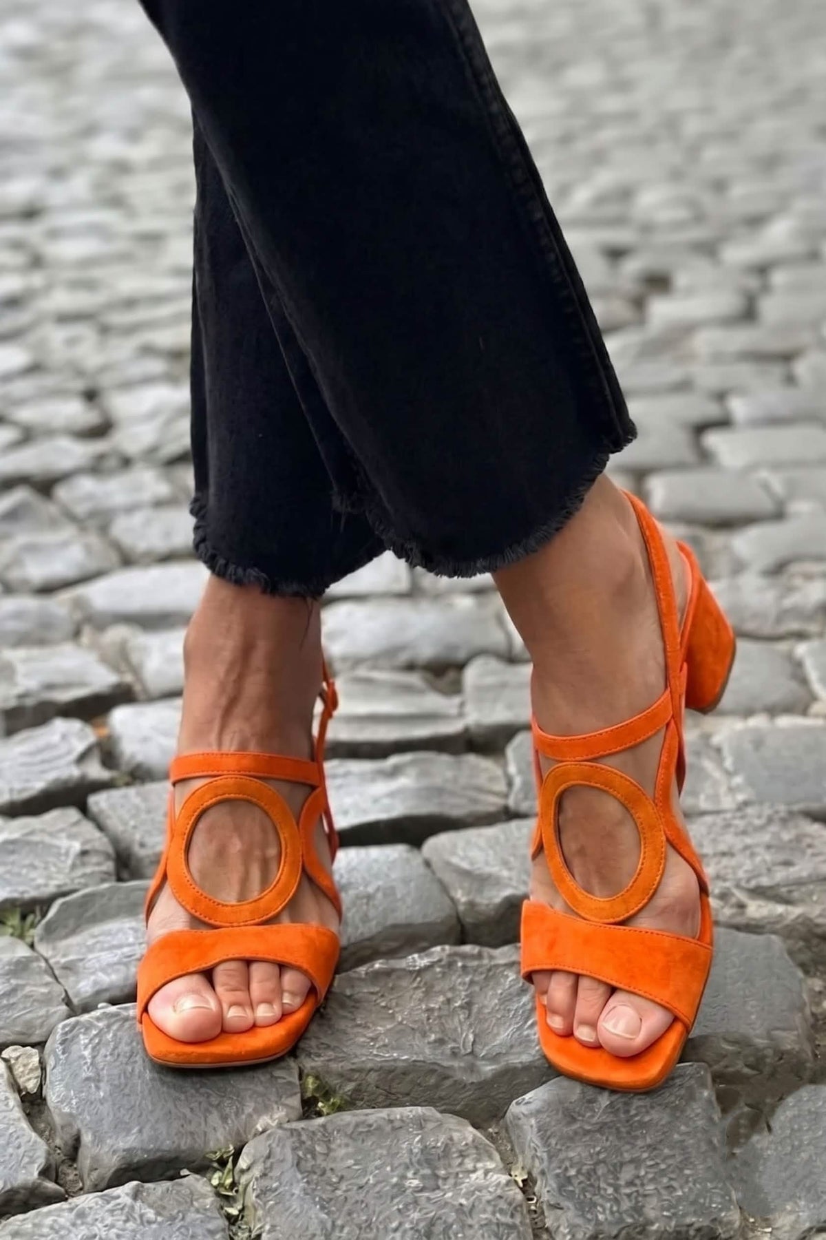 Women's Cushioned Suede Block Heel Sandals with Round Cutout Detail